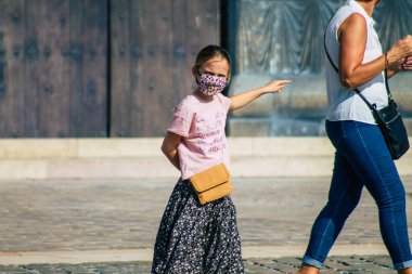 Fransa 'yı 12 Eylül 2020' de Coronavirus salgınının Fransa 'yı etkilemesine rağmen Reims sokaklarını gezen ve gezen kimliği belirsiz turistlerin görüntüsü