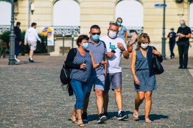 Fransa 'yı 12 Eylül 2020' de Coronavirus salgınının Fransa 'yı etkilemesine rağmen Reims sokaklarını gezen ve gezen kimliği belirsiz turistlerin görüntüsü