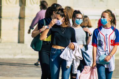 Fransa 'yı 12 Eylül 2020' de Coronavirus salgınının Fransa 'yı etkilemesine rağmen Reims sokaklarını gezen ve gezen kimliği belirsiz turistlerin görüntüsü
