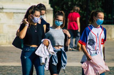 Fransa 'yı 12 Eylül 2020' de Coronavirus salgınının Fransa 'yı etkilemesine rağmen Reims sokaklarını gezen ve gezen kimliği belirsiz turistlerin görüntüsü