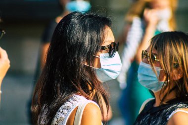 Fransa 'yı 12 Eylül 2020' de Coronavirus salgınının Fransa 'yı etkilemesine rağmen Reims sokaklarını gezen ve gezen kimliği belirsiz turistlerin görüntüsü