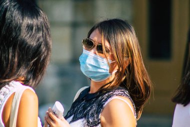 Fransa 'yı 12 Eylül 2020' de Coronavirus salgınının Fransa 'yı etkilemesine rağmen Reims sokaklarını gezen ve gezen kimliği belirsiz turistlerin görüntüsü