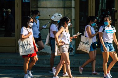 Fransa 'yı 12 Eylül 2020' de Coronavirus salgınının Fransa 'yı etkilemesine rağmen Reims sokaklarını gezen ve gezen kimliği belirsiz turistlerin görüntüsü