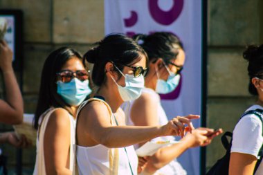 Fransa 'yı 12 Eylül 2020' de Coronavirus salgınının Fransa 'yı etkilemesine rağmen Reims sokaklarını gezen ve gezen kimliği belirsiz turistlerin görüntüsü