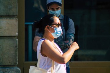 Fransa 'yı 12 Eylül 2020' de Coronavirus salgınının Fransa 'yı etkilemesine rağmen Reims sokaklarını gezen ve gezen kimliği belirsiz turistlerin görüntüsü