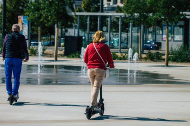 Reims caddelerinde elektrikli scooterla dolaşan kimliği belirsiz insanların 12 Eylül 2020 'de Fransa' da küçük bir iç yanmalı motorla ve merkezde bir güvertede çalışmalarını anlatıyor.