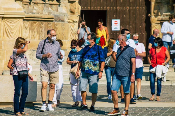 Fransa 'yı 12 Eylül 2020' de Coronavirus salgınının Fransa 'yı etkilemesine rağmen Reims sokaklarını gezen ve gezen kimliği belirsiz turistlerin görüntüsü