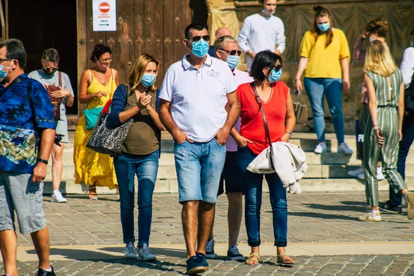 Fransa 'yı 12 Eylül 2020' de Coronavirus salgınının Fransa 'yı etkilemesine rağmen Reims sokaklarını gezen ve gezen kimliği belirsiz turistlerin görüntüsü