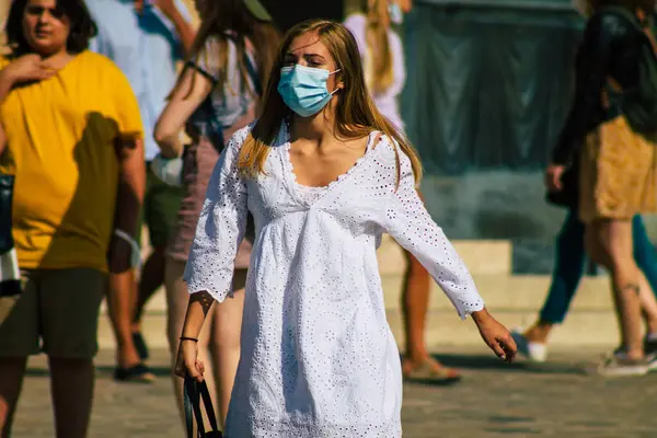 Fransa 'yı 12 Eylül 2020' de Coronavirus salgınının Fransa 'yı etkilemesine rağmen Reims sokaklarını gezen ve gezen kimliği belirsiz turistlerin görüntüsü