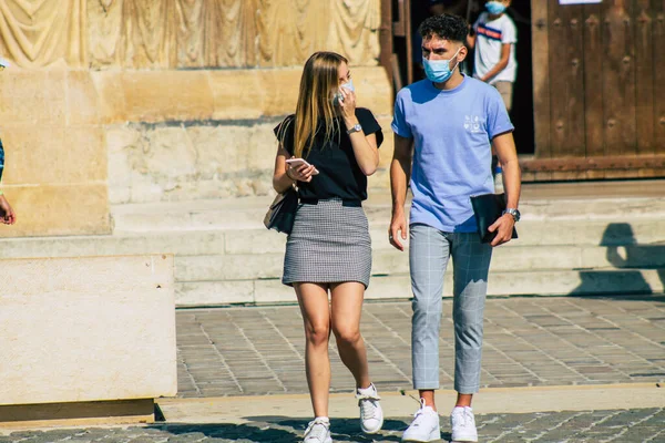 Fransa 'yı 12 Eylül 2020' de Coronavirus salgınının Fransa 'yı etkilemesine rağmen Reims sokaklarını gezen ve gezen kimliği belirsiz turistlerin görüntüsü