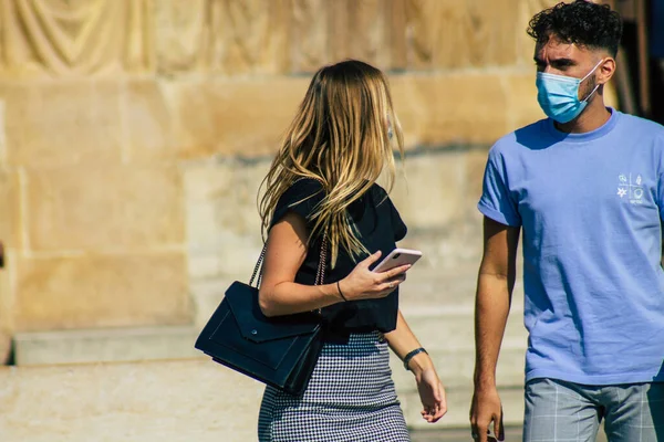 Fransa 'yı 12 Eylül 2020' de Coronavirus salgınının Fransa 'yı etkilemesine rağmen Reims sokaklarını gezen ve gezen kimliği belirsiz turistlerin görüntüsü