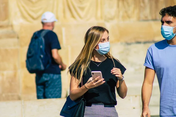 Fransa 'yı 12 Eylül 2020' de Coronavirus salgınının Fransa 'yı etkilemesine rağmen Reims sokaklarını gezen ve gezen kimliği belirsiz turistlerin görüntüsü