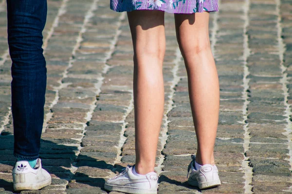 Fransa 'yı 12 Eylül 2020' de Coronavirus salgınının Fransa 'yı etkilemesine rağmen Reims sokaklarını gezen ve gezen kimliği belirsiz turistlerin görüntüsü