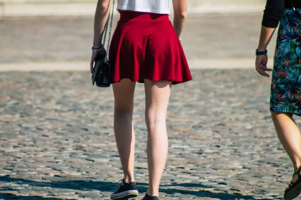 Fransa 'yı 12 Eylül 2020' de Coronavirus salgınının Fransa 'yı etkilemesine rağmen Reims sokaklarını gezen ve gezen kimliği belirsiz turistlerin görüntüsü