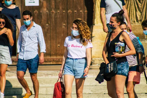 Fransa 'yı 12 Eylül 2020' de Coronavirus salgınının Fransa 'yı etkilemesine rağmen Reims sokaklarını gezen ve gezen kimliği belirsiz turistlerin görüntüsü