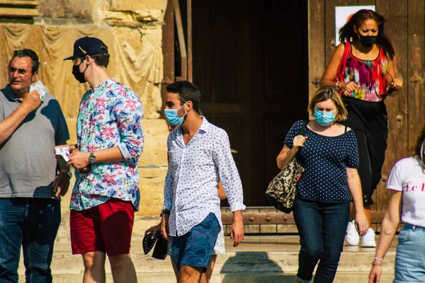 Fransa 'yı 12 Eylül 2020' de Coronavirus salgınının Fransa 'yı etkilemesine rağmen Reims sokaklarını gezen ve gezen kimliği belirsiz turistlerin görüntüsü