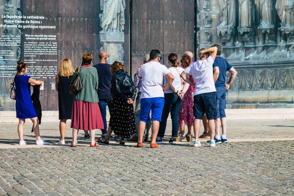 Fransa 'yı 12 Eylül 2020' de Coronavirus salgınının Fransa 'yı etkilemesine rağmen Reims sokaklarını gezen ve gezen kimliği belirsiz turistlerin görüntüsü