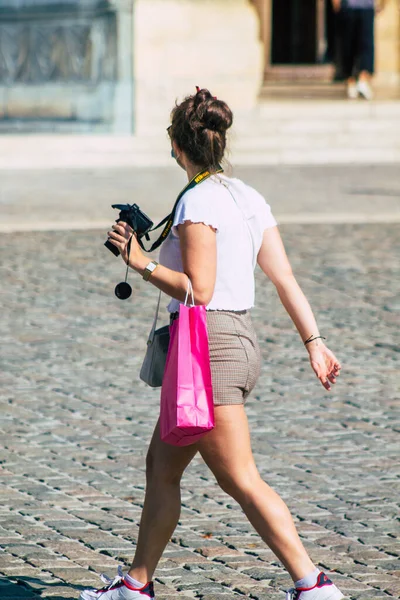 Fransa 'yı 12 Eylül 2020' de Coronavirus salgınının Fransa 'yı etkilemesine rağmen Reims sokaklarını gezen ve gezen kimliği belirsiz turistlerin görüntüsü