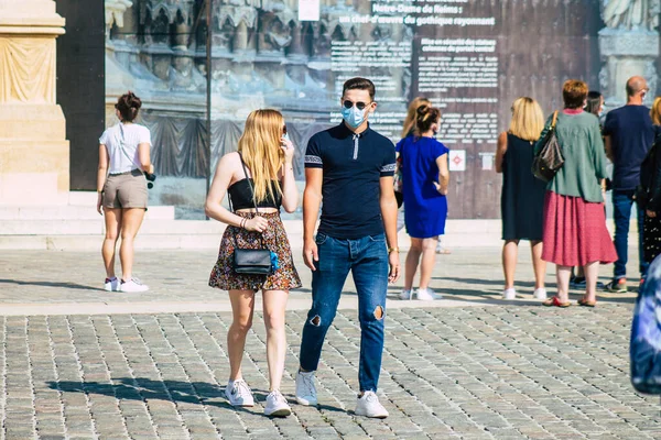 Fransa 'yı 12 Eylül 2020' de Coronavirus salgınının Fransa 'yı etkilemesine rağmen Reims sokaklarını gezen ve gezen kimliği belirsiz turistlerin görüntüsü