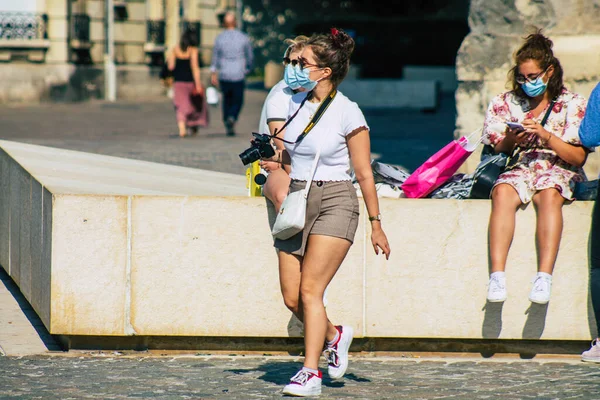 Fransa 'yı 12 Eylül 2020' de Coronavirus salgınının Fransa 'yı etkilemesine rağmen Reims sokaklarını gezen ve gezen kimliği belirsiz turistlerin görüntüsü