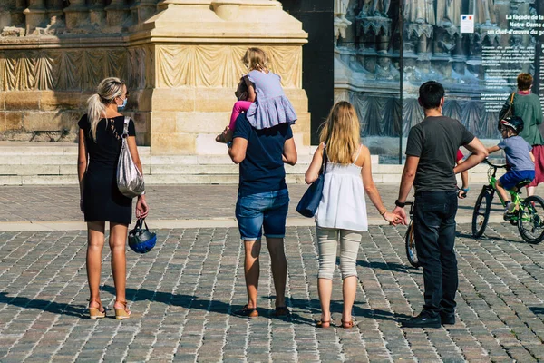 Fransa 'yı 12 Eylül 2020' de Coronavirus salgınının Fransa 'yı etkilemesine rağmen Reims sokaklarını gezen ve gezen kimliği belirsiz turistlerin görüntüsü