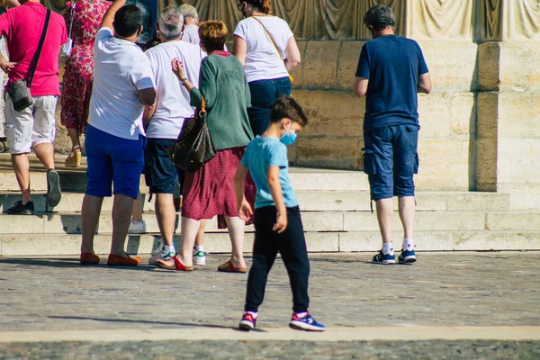 Fransa 'yı 12 Eylül 2020' de Coronavirus salgınının Fransa 'yı etkilemesine rağmen Reims sokaklarını gezen ve gezen kimliği belirsiz turistlerin görüntüsü