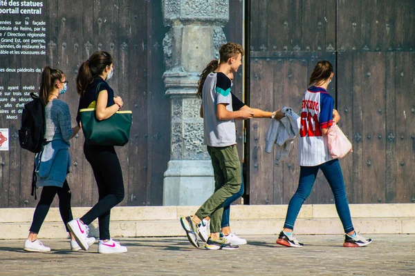 Reims Francja Września 2020 Widok Niezidentyfikowanych Turystów Odwiedzających Ulice Reims — Zdjęcie stockowe