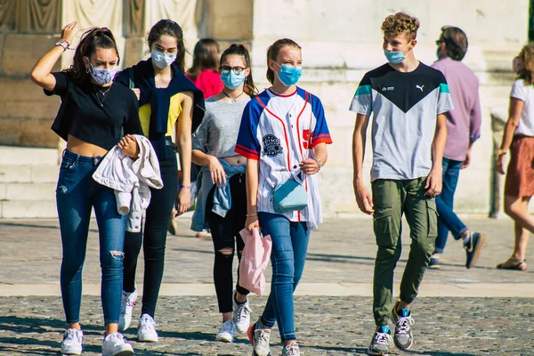 Fransa 'yı 12 Eylül 2020' de Coronavirus salgınının Fransa 'yı etkilemesine rağmen Reims sokaklarını gezen ve gezen kimliği belirsiz turistlerin görüntüsü