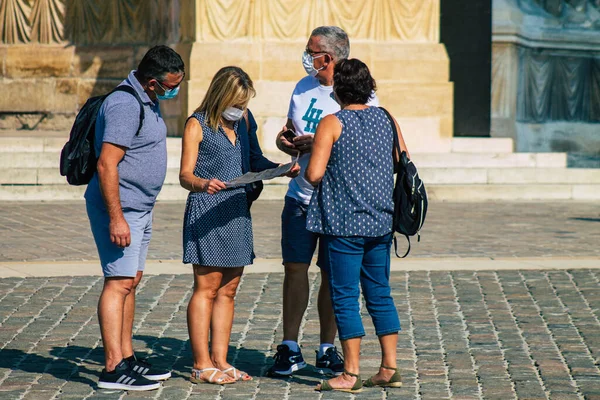 Fransa 'yı 12 Eylül 2020' de Coronavirus salgınının Fransa 'yı etkilemesine rağmen Reims sokaklarını gezen ve gezen kimliği belirsiz turistlerin görüntüsü