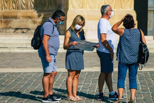 Fransa 'yı 12 Eylül 2020' de Coronavirus salgınının Fransa 'yı etkilemesine rağmen Reims sokaklarını gezen ve gezen kimliği belirsiz turistlerin görüntüsü