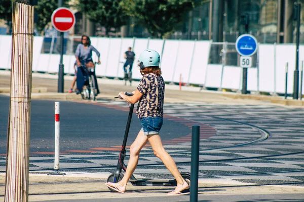 Reims caddelerinde elektrikli scooterla dolaşan kimliği belirsiz insanların 12 Eylül 2020 'de Fransa' da küçük bir iç yanmalı motorla ve merkezde bir güvertede çalışmalarını anlatıyor.