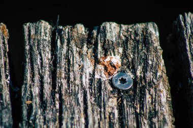Sonbaharda Fransa 'nın kırsal kesimlerinde bir gölet boyunca uzanan kırsal ahşap bir köprüye yakın.