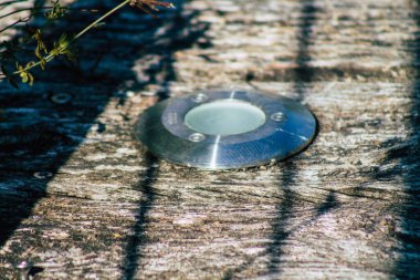 Sonbaharda Fransa 'nın kırsal kesimlerinde bir gölet boyunca uzanan kırsal ahşap bir köprüye yakın.