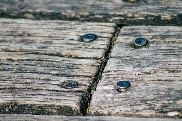 Primer Plano Puente Rústico Madera Que Atraviesa Estanque Campo Francés —  Fotos de Stock