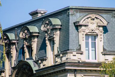 Fransa 'yı 15 Eylül 2020' de Reims 'deki tarihi bir binanın cephesine, Fransa' nın Grand Est bölgesindeki bir şehre ve Avrupa 'nın en eskilerinden birine bakıyor.