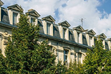 Fransa 'yı 15 Eylül 2020' de Reims 'deki tarihi bir binanın cephesine, Fransa' nın Grand Est bölgesindeki bir şehre ve Avrupa 'nın en eskilerinden birine bakıyor.