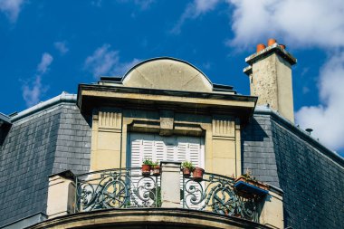 Fransa 'yı 15 Eylül 2020' de Reims 'deki tarihi bir binanın cephesine, Fransa' nın Grand Est bölgesindeki bir şehre ve Avrupa 'nın en eskilerinden birine bakıyor.