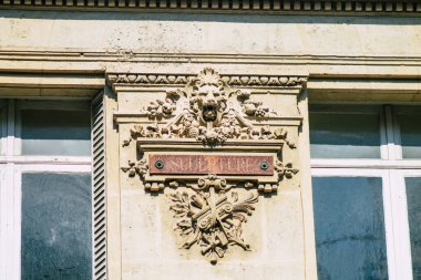 Fransa 'yı 15 Eylül 2020' de Reims 'deki tarihi bir binanın cephesine, Fransa' nın Grand Est bölgesindeki bir şehre ve Avrupa 'nın en eskilerinden birine bakıyor.