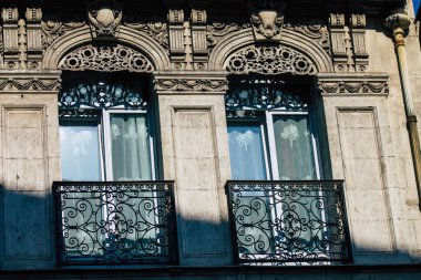 Fransa 'yı 15 Eylül 2020' de Reims 'deki tarihi bir binanın cephesine, Fransa' nın Grand Est bölgesindeki bir şehre ve Avrupa 'nın en eskilerinden birine bakıyor.