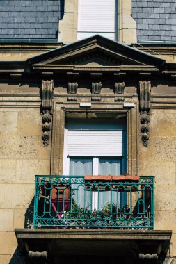 Fransa 'yı 15 Eylül 2020' de Reims 'deki tarihi bir binanın cephesine, Fransa' nın Grand Est bölgesindeki bir şehre ve Avrupa 'nın en eskilerinden birine bakıyor.