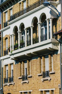 Fransa 'yı 15 Eylül 2020' de Reims 'deki tarihi bir binanın cephesine, Fransa' nın Grand Est bölgesindeki bir şehre ve Avrupa 'nın en eskilerinden birine bakıyor.