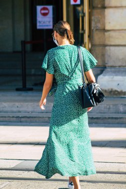 Fransa 'yı 15 Eylül 2020' de, Fransa 'nın Grand Est bölgesindeki bir şehir olan Reims sokaklarında yürüyen koronavirüsten kendilerini korumak için maske takan kimliği belirsiz yayalara bakıyor.