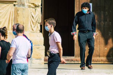 Fransa 'yı 15 Eylül 2020' de Coronavirus salgınının Fransa 'yı etkilemesine rağmen Reims sokaklarını gezen ve gezen kimliği belirsiz turistlerin görüntüsü