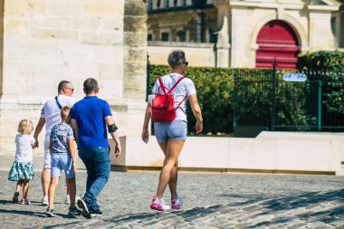 Fransa 'yı 15 Eylül 2020' de Coronavirus salgınının Fransa 'yı etkilemesine rağmen Reims sokaklarını gezen ve gezen kimliği belirsiz turistlerin görüntüsü
