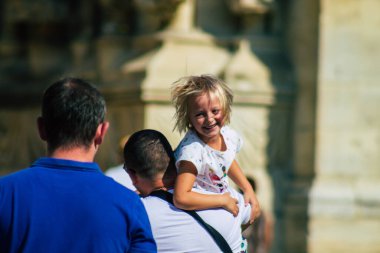 Fransa 'yı 15 Eylül 2020' de Coronavirus salgınının Fransa 'yı etkilemesine rağmen Reims sokaklarını gezen ve gezen kimliği belirsiz turistlerin görüntüsü