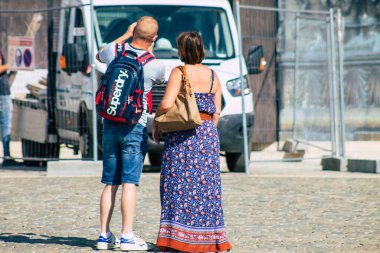 Fransa 'yı 15 Eylül 2020' de Coronavirus salgınının Fransa 'yı etkilemesine rağmen Reims sokaklarını gezen ve gezen kimliği belirsiz turistlerin görüntüsü