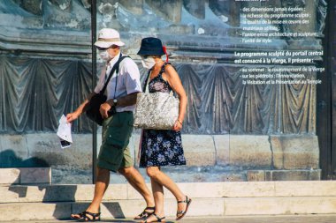 Fransa 'yı 15 Eylül 2020' de Coronavirus salgınının Fransa 'yı etkilemesine rağmen Reims sokaklarını gezen ve gezen kimliği belirsiz turistlerin görüntüsü