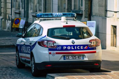Fransa 'yı 15 Eylül 2020' de Fransa 'nın Grand Est bölgesindeki tarihi Reims caddelerine park etmiş geleneksel bir Fransız polis arabasının görüntüsü ve Avrupa' nın en eskilerindendir.