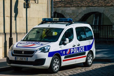 Fransa 'yı 15 Eylül 2020' de Fransa 'nın Grand Est bölgesindeki tarihi Reims caddelerine park etmiş geleneksel bir Fransız polis arabasının görüntüsü ve Avrupa' nın en eskilerindendir.