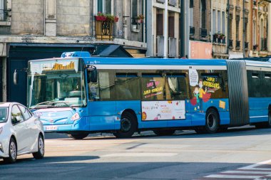 Fransa 'yı 15 Eylül 2020' de, Fransa 'nın Grand Est bölgesindeki bir şehir olan Reims toplu taşıma sisteminin bir parçası olan sokaklardan geçen geleneksel bir belediye otobüsüne bakıyor.